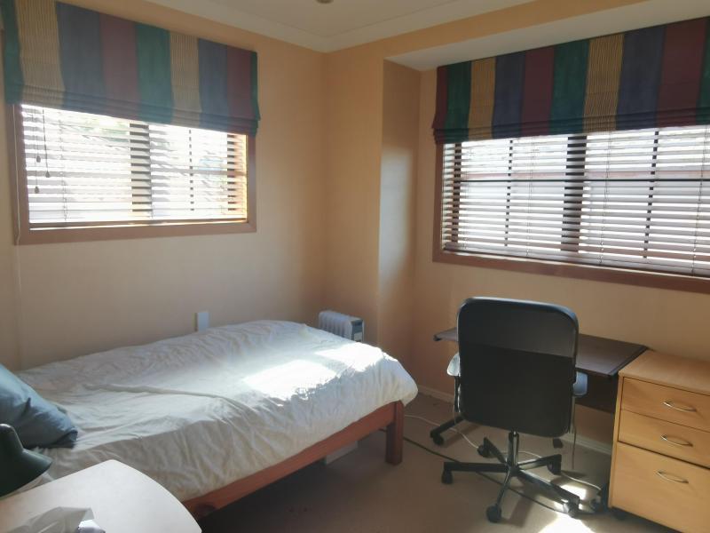 Sunny single bedroom, quiet sitting area off bedroom 