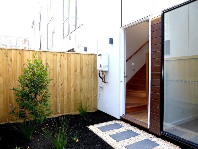 Port Melbourne, VIC - $410