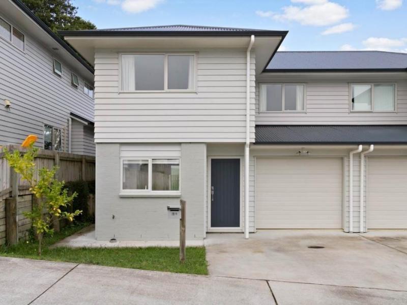 4 bedrooms apartment with 2 bathrooms.  Available on 31st may.   A smart floor plan (140m2 approx) spread across 2 levels, upstairs has 4 double bedrooms, separate toilet and a 2x big size bathrooms. Downstairs has separate living area, a modern kitchen a