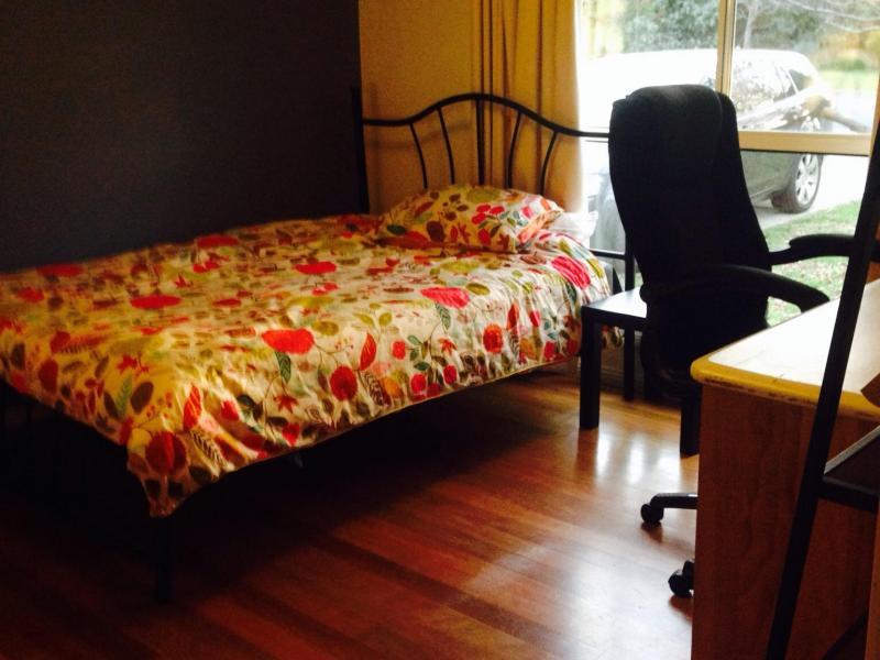 Great Ensuite room available. Close anu, city and bus stops