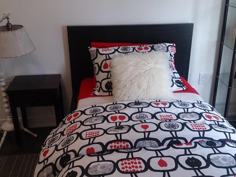 Single room in downtown Toronto, close to library, transportation, harbourfront and attractions.